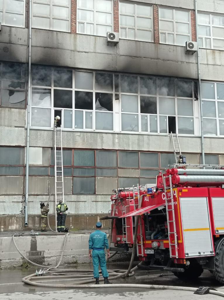 Фото МЧС показали фотографии с пожара на складе с матрасами в Новосибирске 2